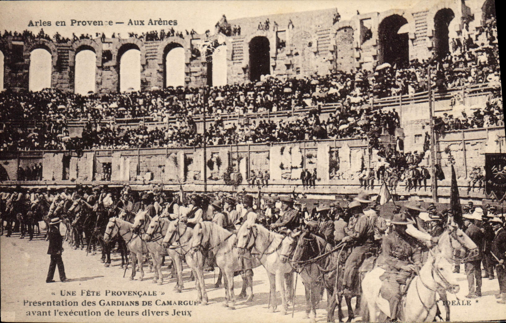 CPA Arles en Provence aux Arenes Une fete provencale Presentation des gardians de Camargue 