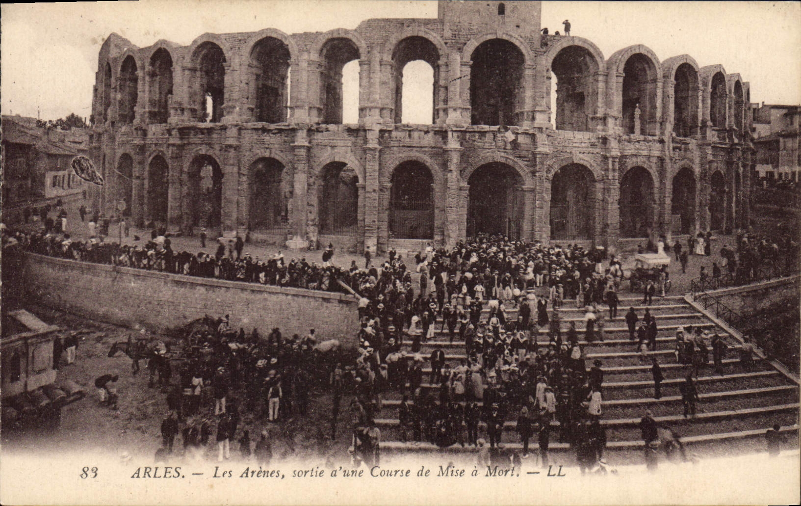CPA Arles les Arenes sortie d'une course de Mise a Mort 