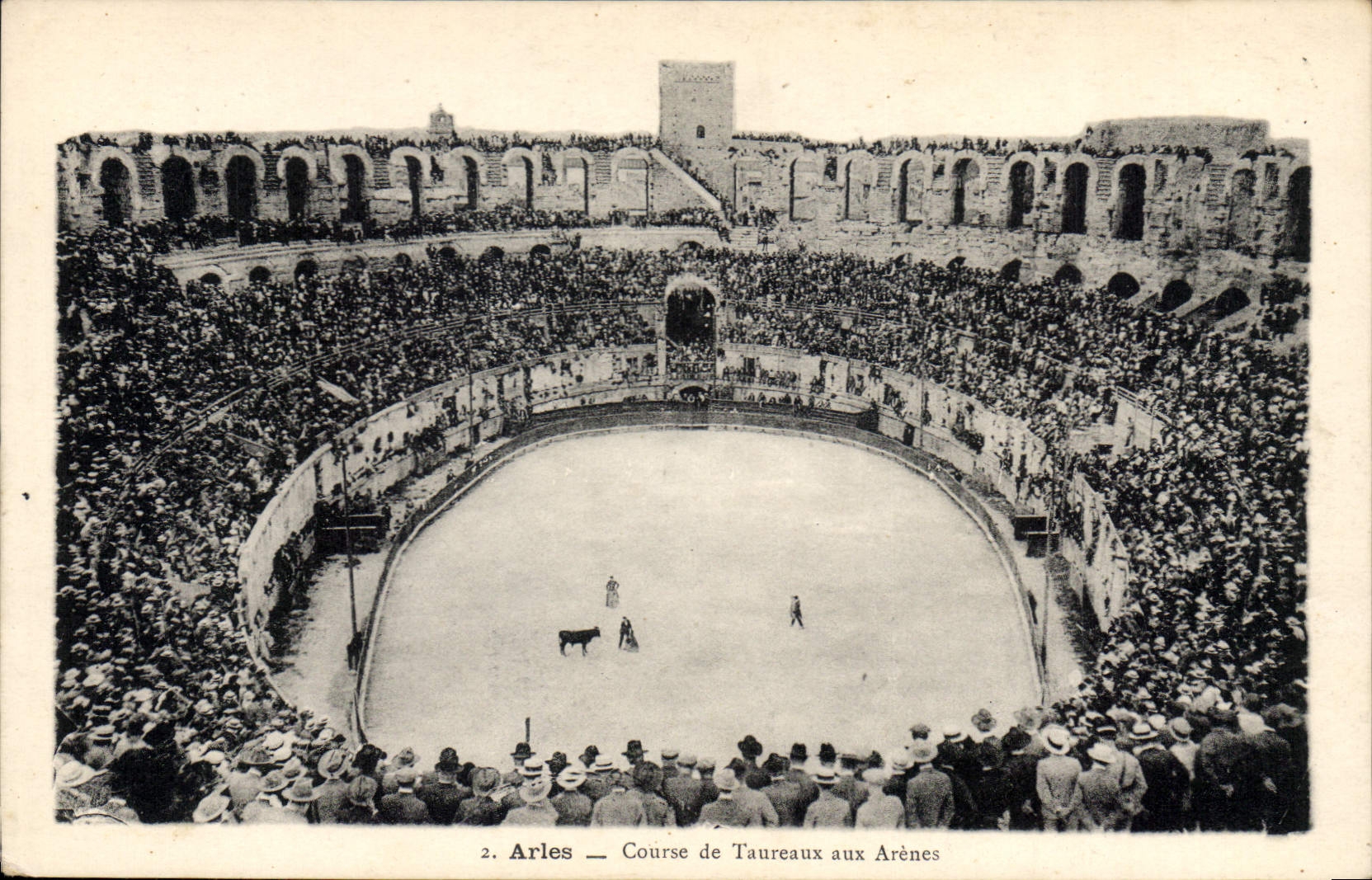 CPA Arles Course de taureaux au Arenes 