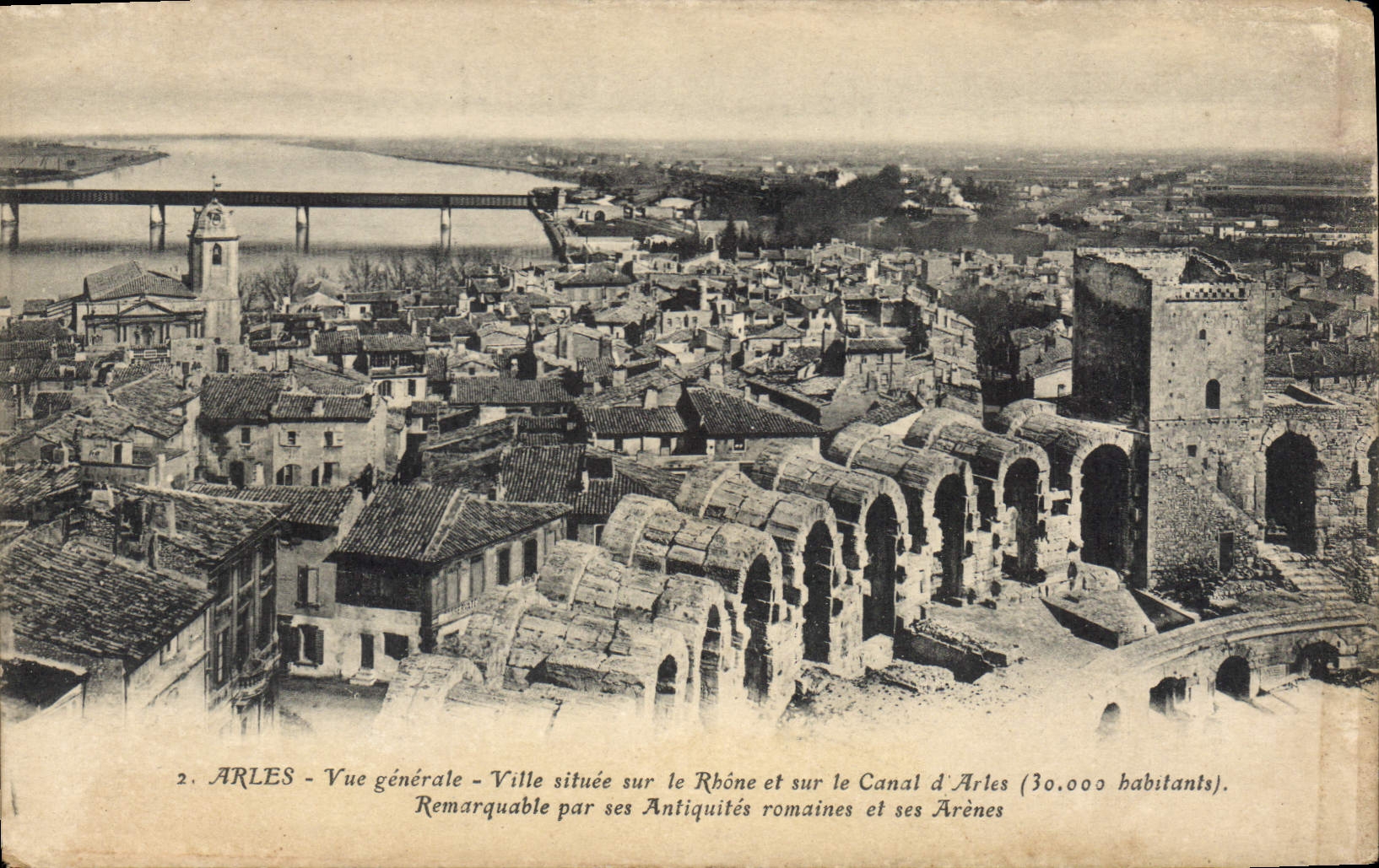 CPA Arles vue generale ville situee sur le Rhone et sur le canal d'Arles remarquable par ses antique