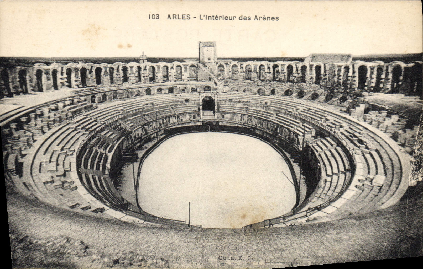 CPA Arles l'interieur des Arenes 