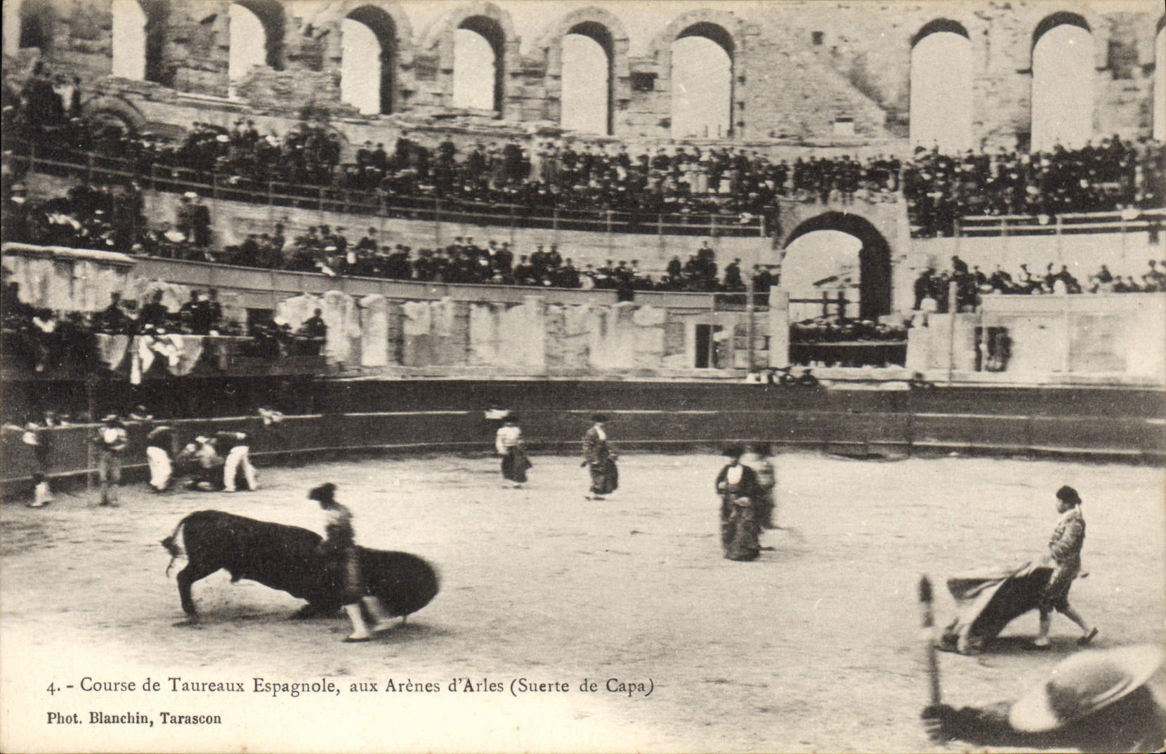 CPA Course de taureaux Espagnole aux Arenes d'Arles Suerte de Capa Corrida