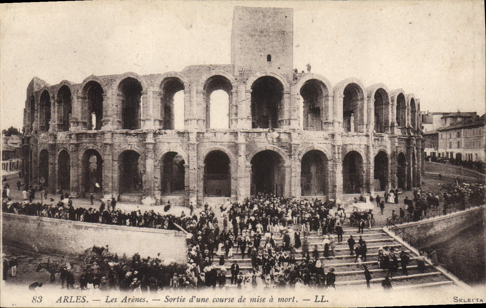 CPA Arles les Arenes Sortie d'une course de mise a mort