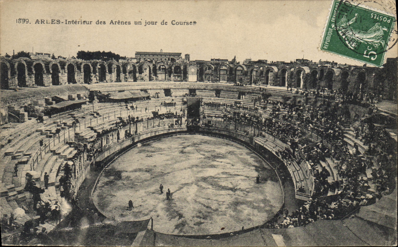 CPA Arles interieur des Arenes un jour de Course