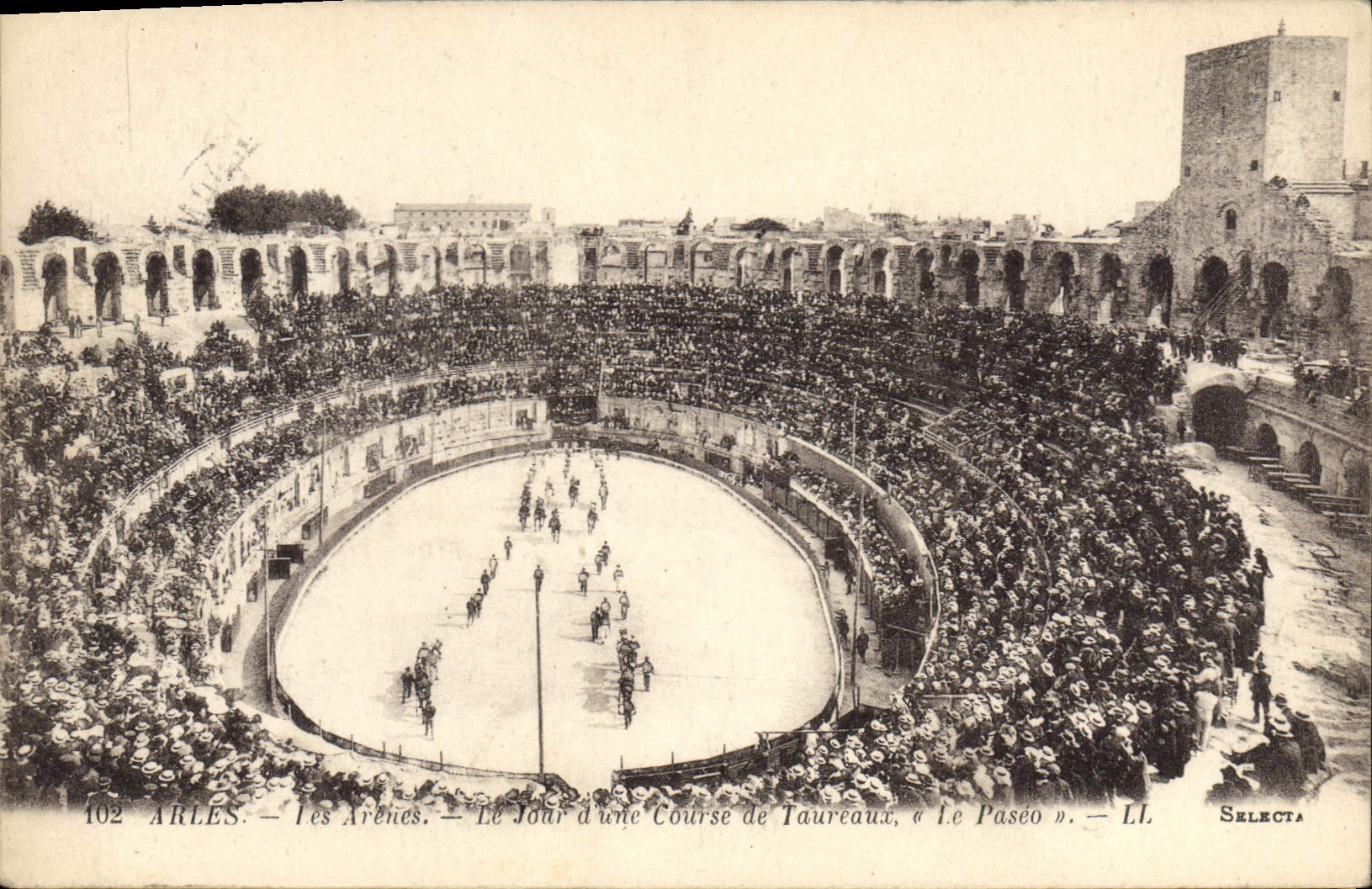CPA Arles les Arenes le jour d'une Course de Taureaux le Paseo 