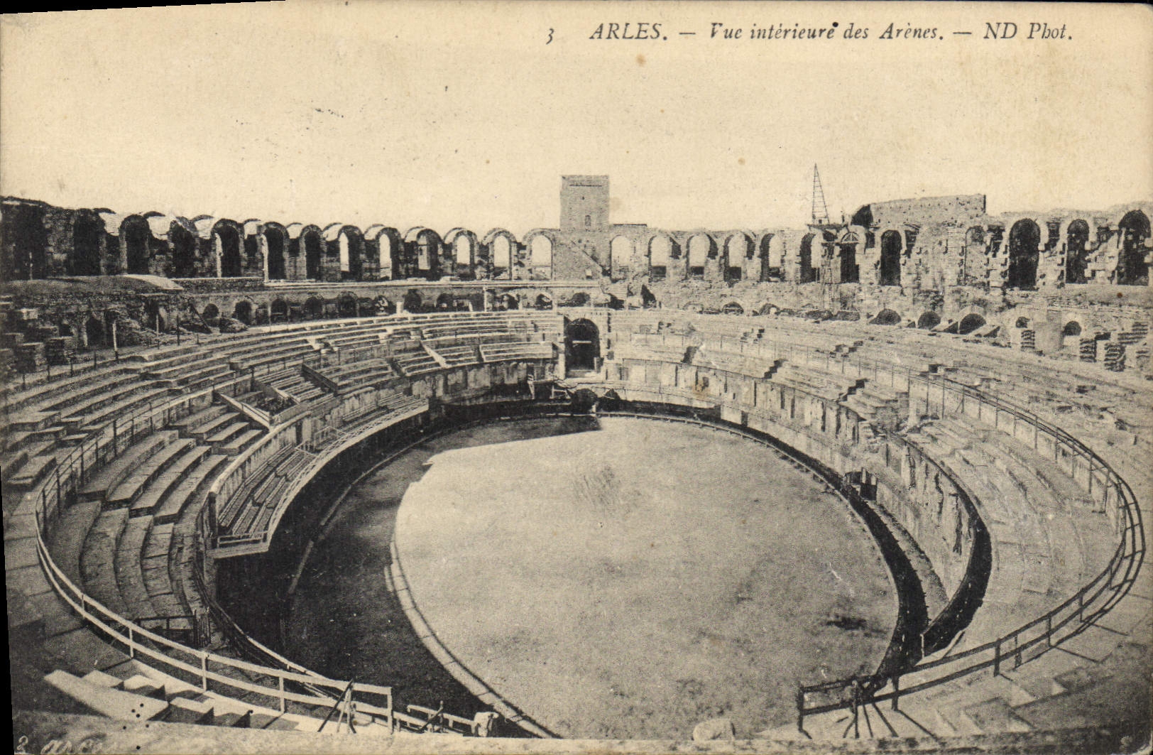 CPA Arles vue interieure des Arenes 