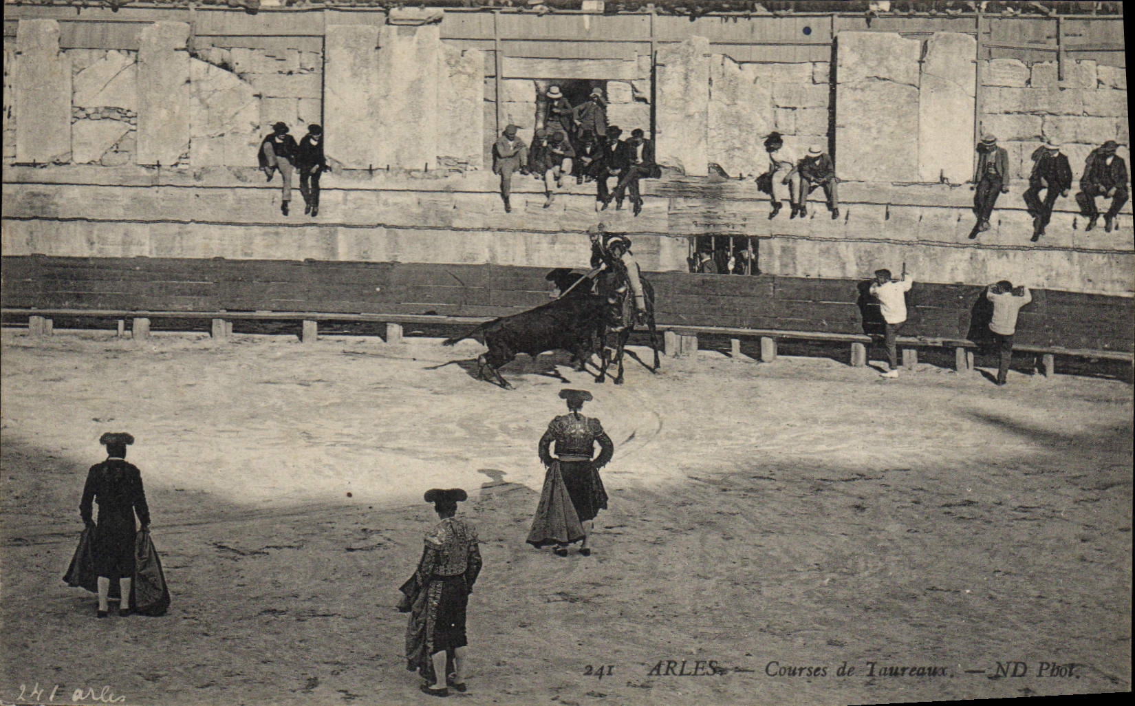 CPA Arles courses de taureaux 