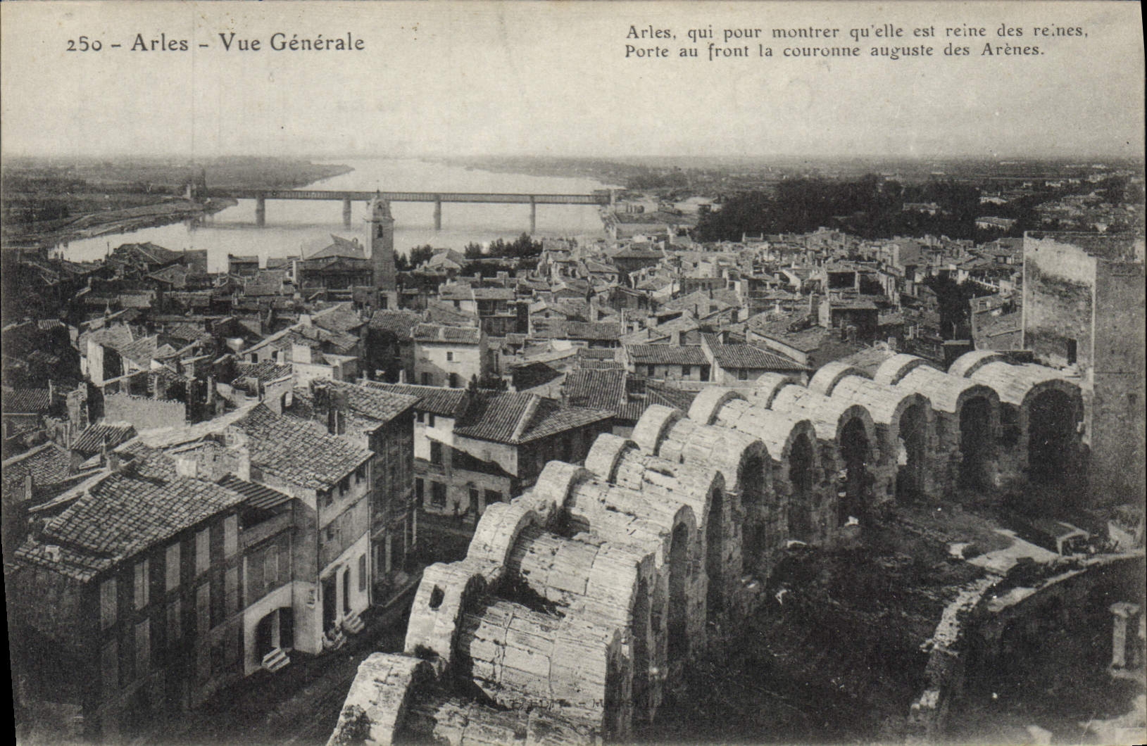 CPA Arles vue generale Arles qui pour montree qu'elle est reine des reines porte au front la couronn