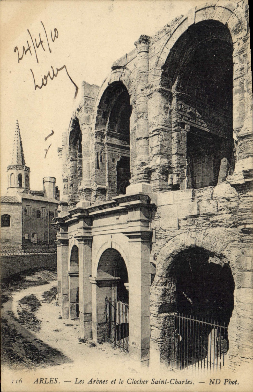 CPA Arles les Arenes et le clocher Saint Charler