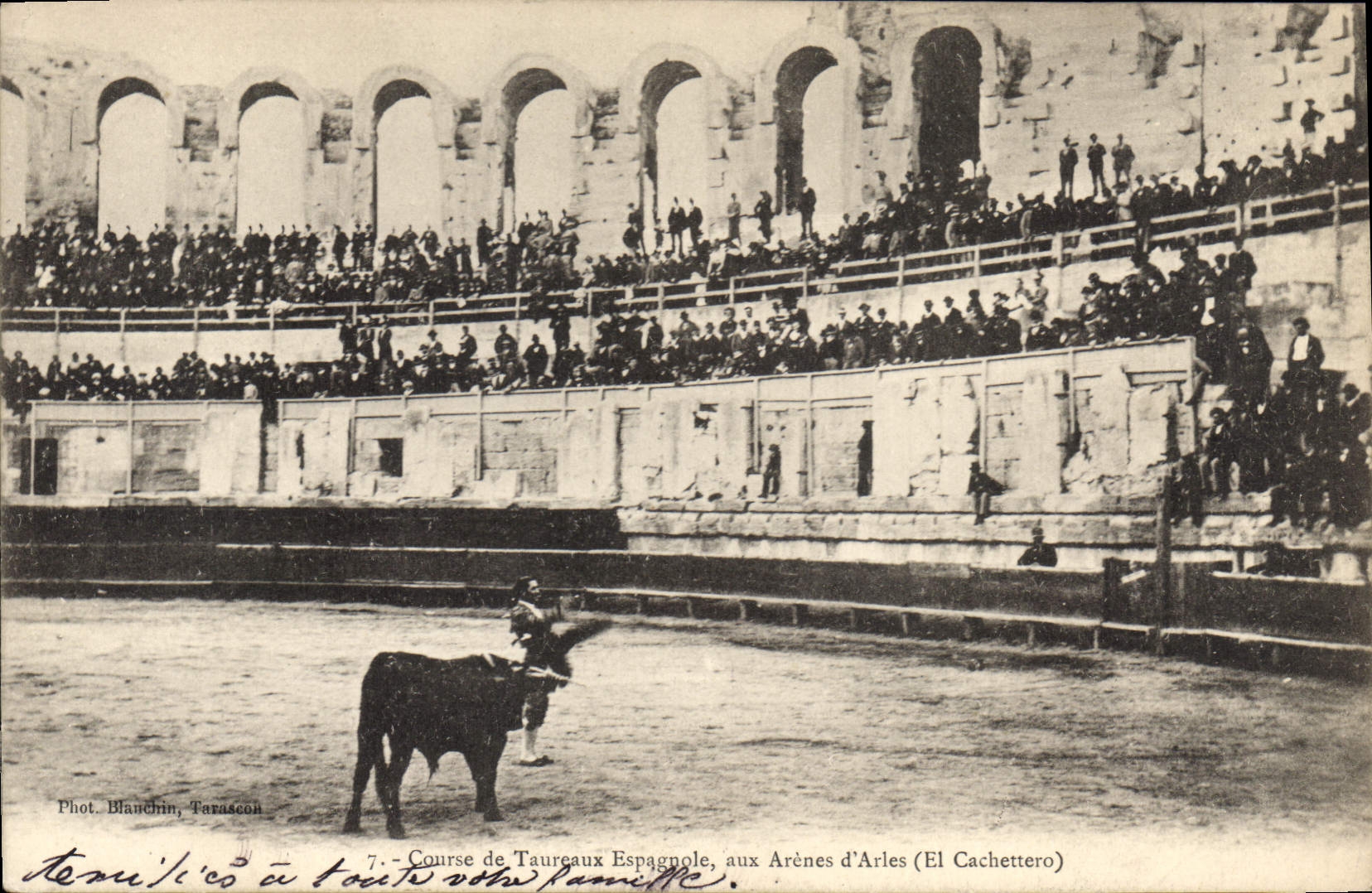 CPA Course de taureaux Espagnole aux Arenes d'Arles El Cachettero