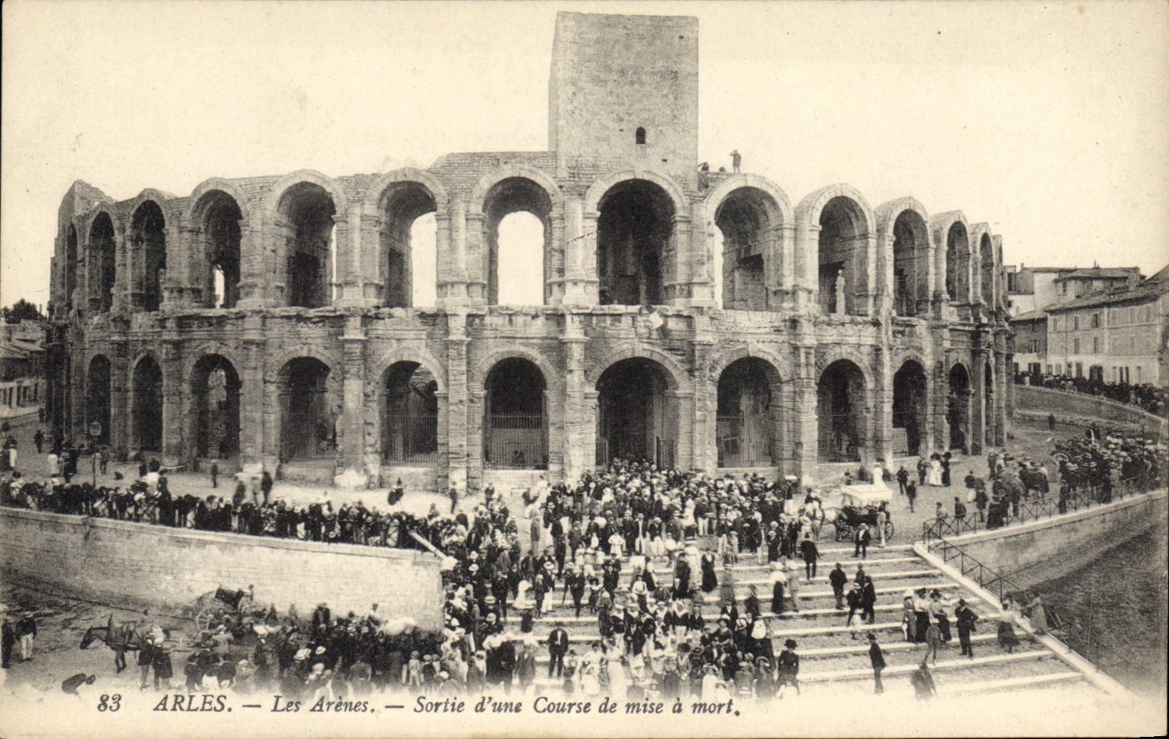CPA Arles les Arenes Sortie d'une Course de mise a mort