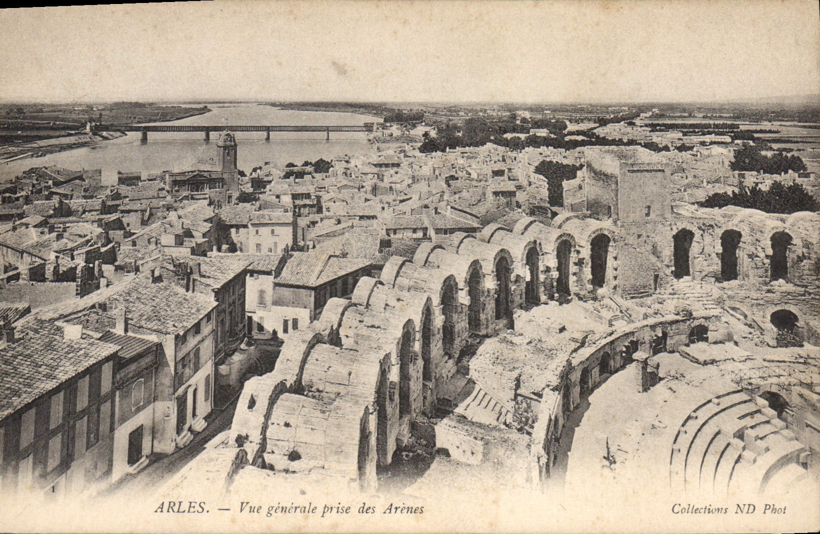 CPA Arles vue generale prise des Arenes 