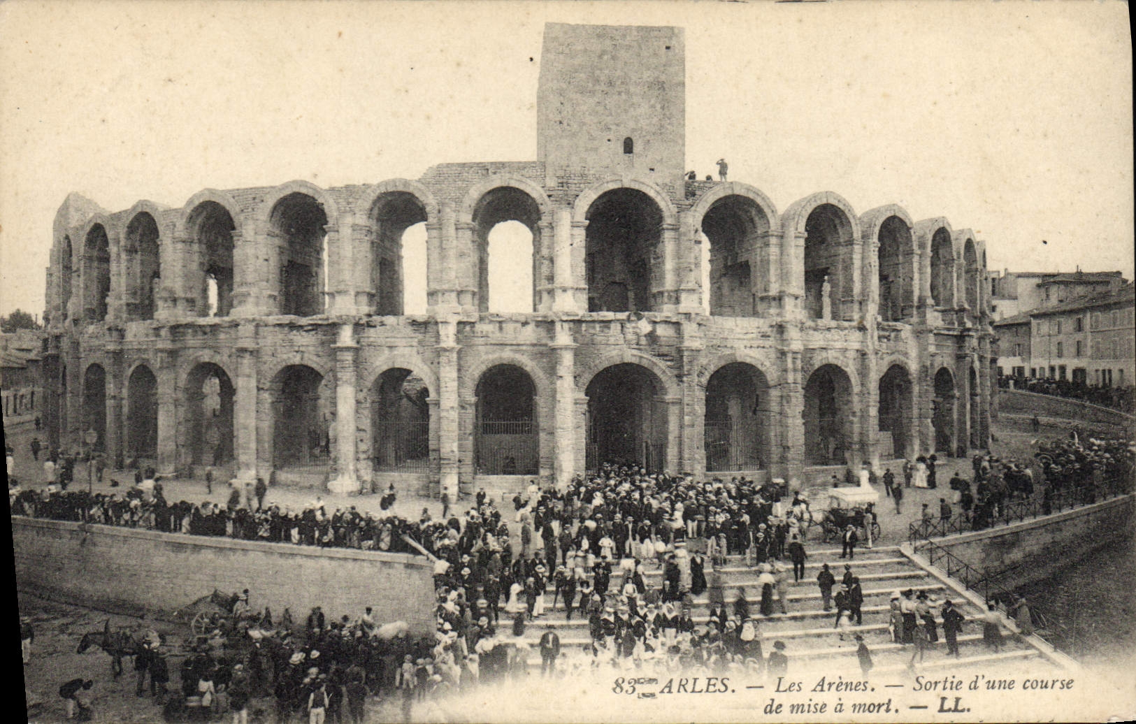 CPA Arles les Arenes Sortie d'une course de mise a mort 