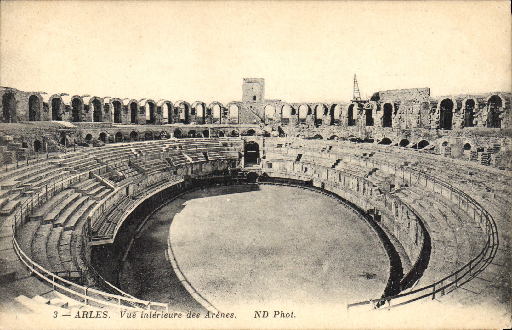 CPA Arles vue interieure des Arenes 