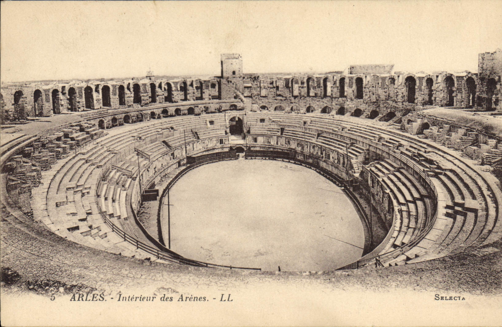 CPA Arles interieur des Arenes 