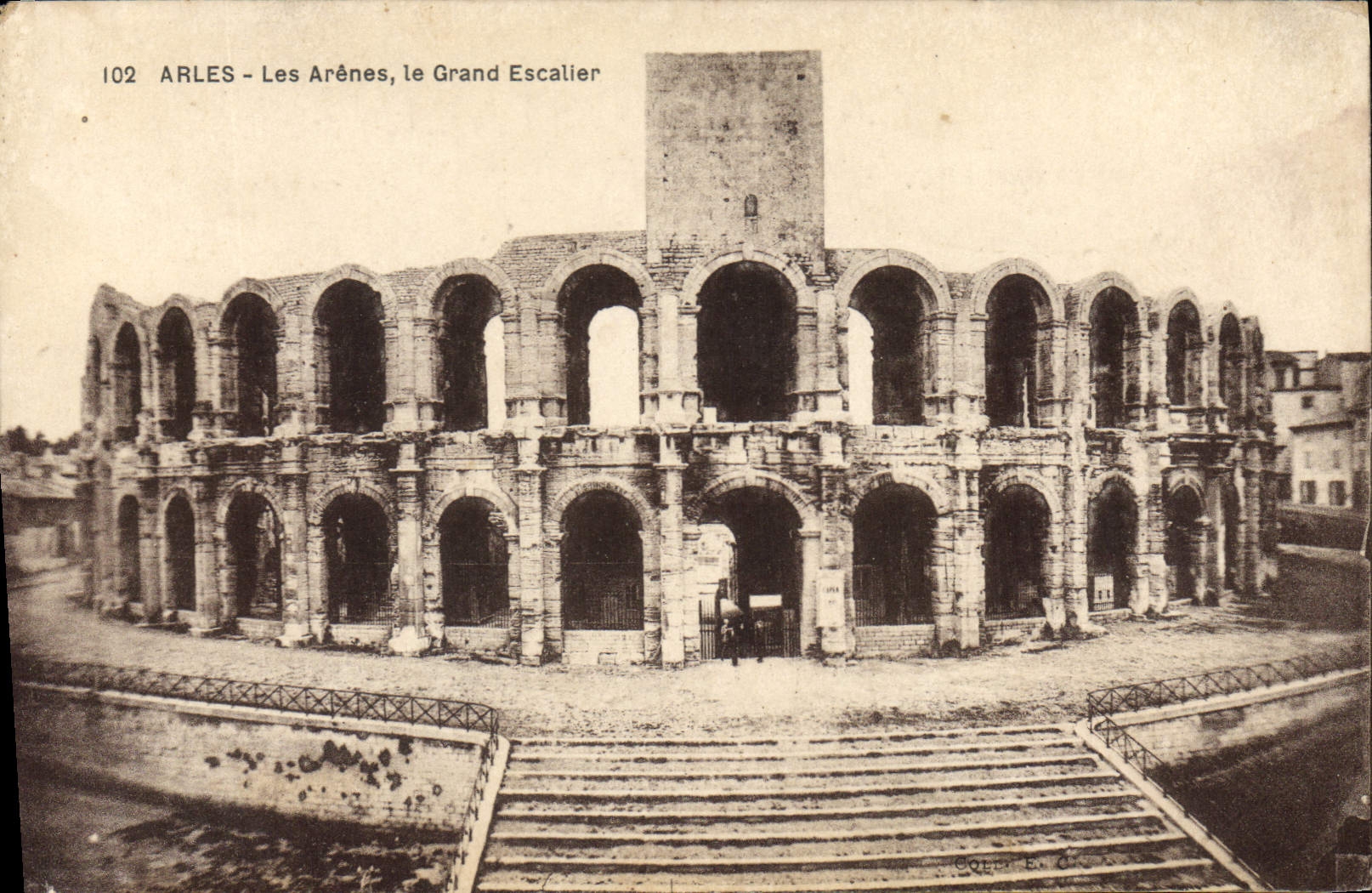 CPA Arles les Arnes le Grand Escalier 