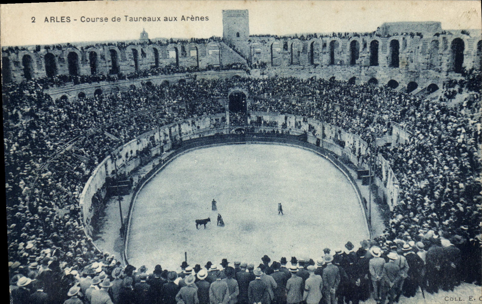 CPA Arles Cours de Taureaux aux Arenes 