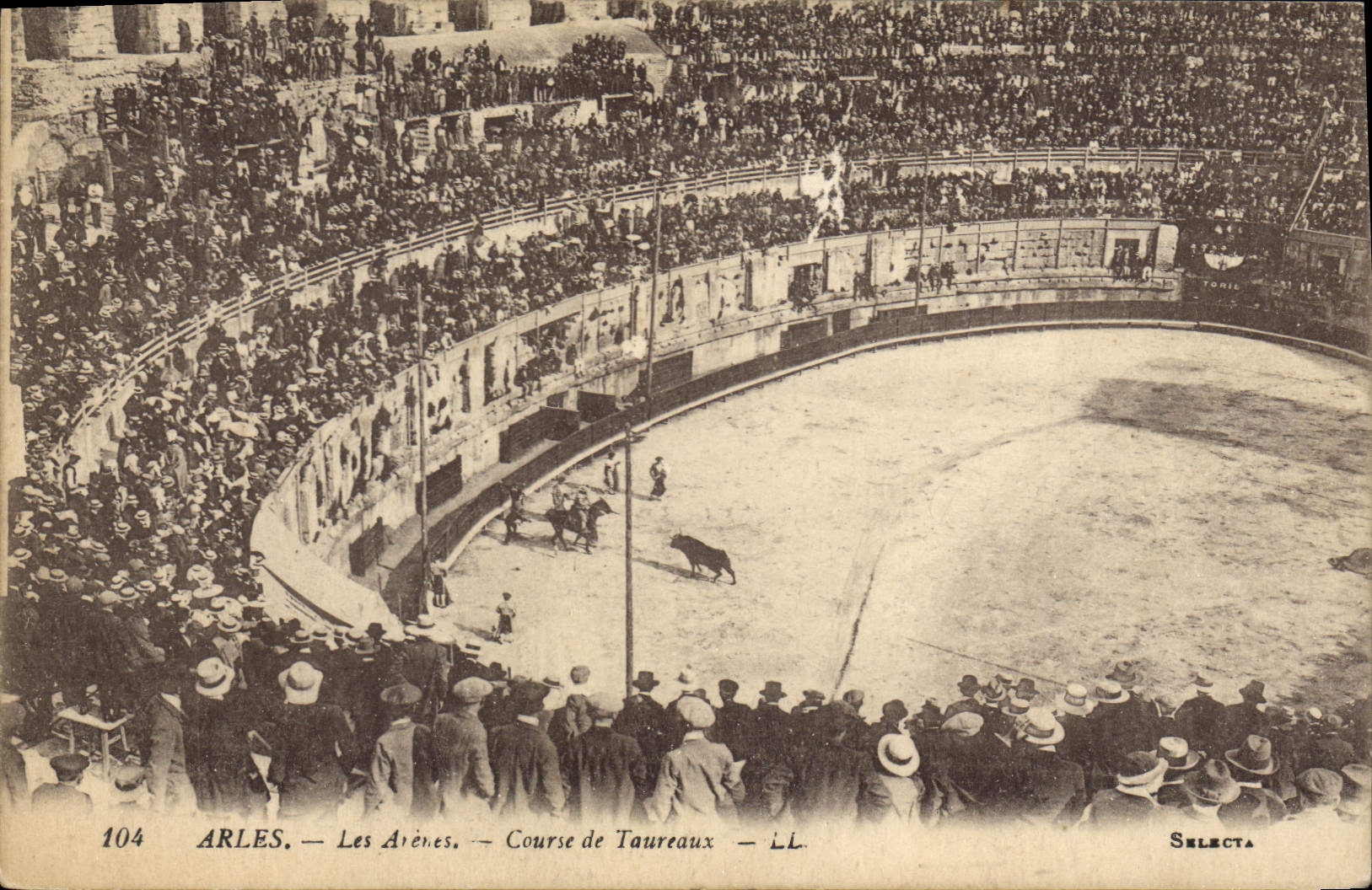 CPA Arles les Arenes cours de Toureaux 