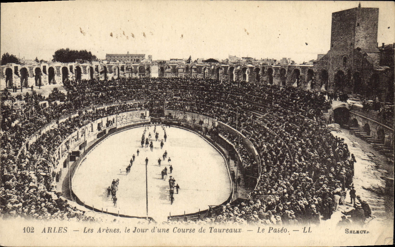 CPA Arles les Arenes le Jour d'une course de Toureaux le Paseo