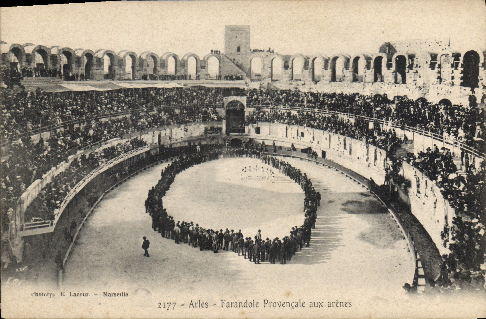 CPA Arles Farandole Provencale aux arenes