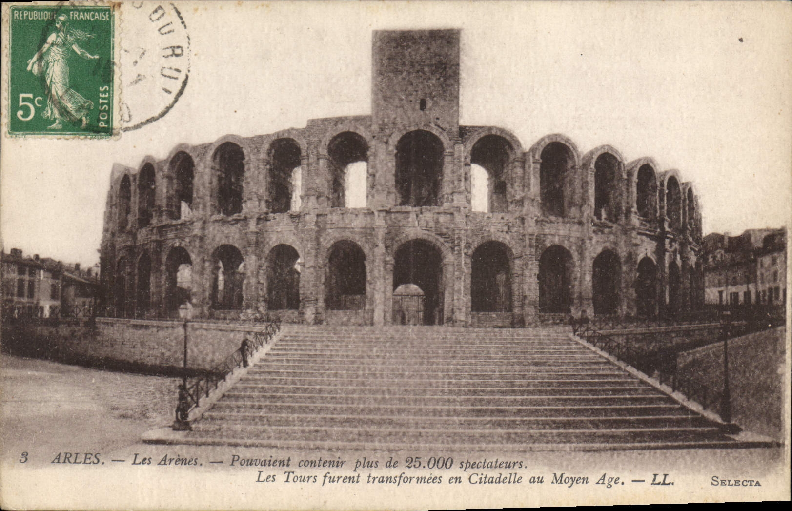CPA Arles les Arenes les Tours furent transformees en Citadelle au Moyen Age