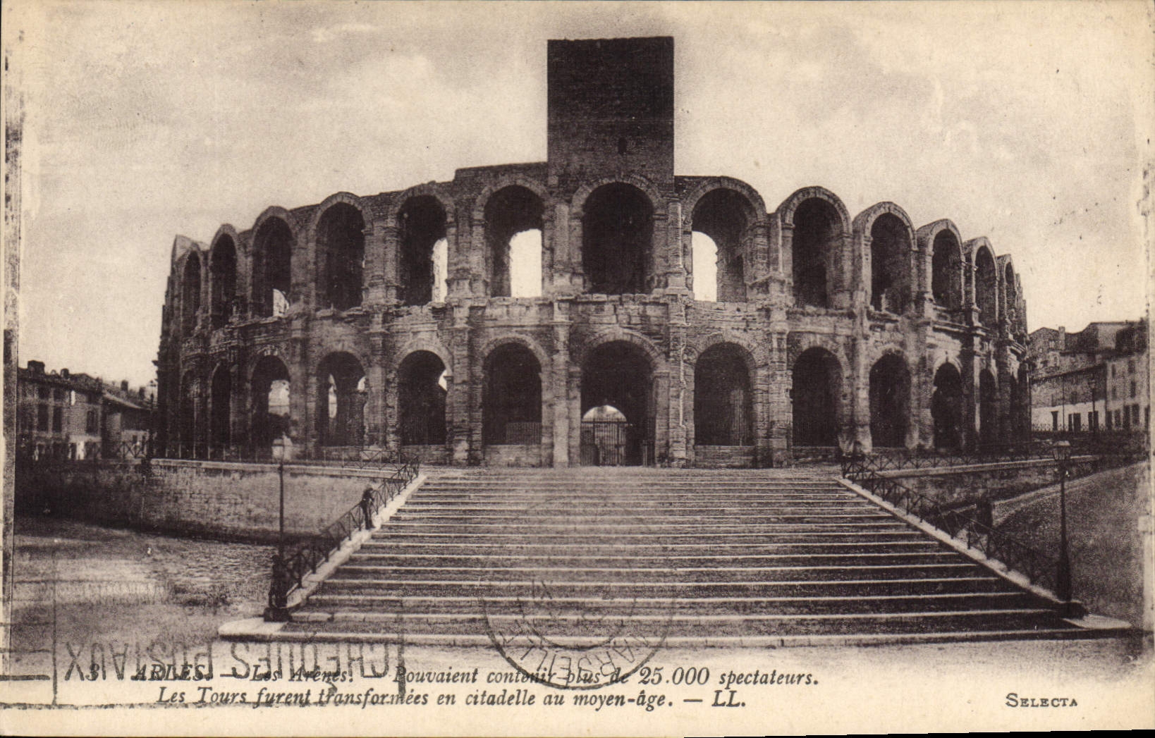 CPA Arles les Arenes les Tours furent transformees en Citadelle au Moyen Age 