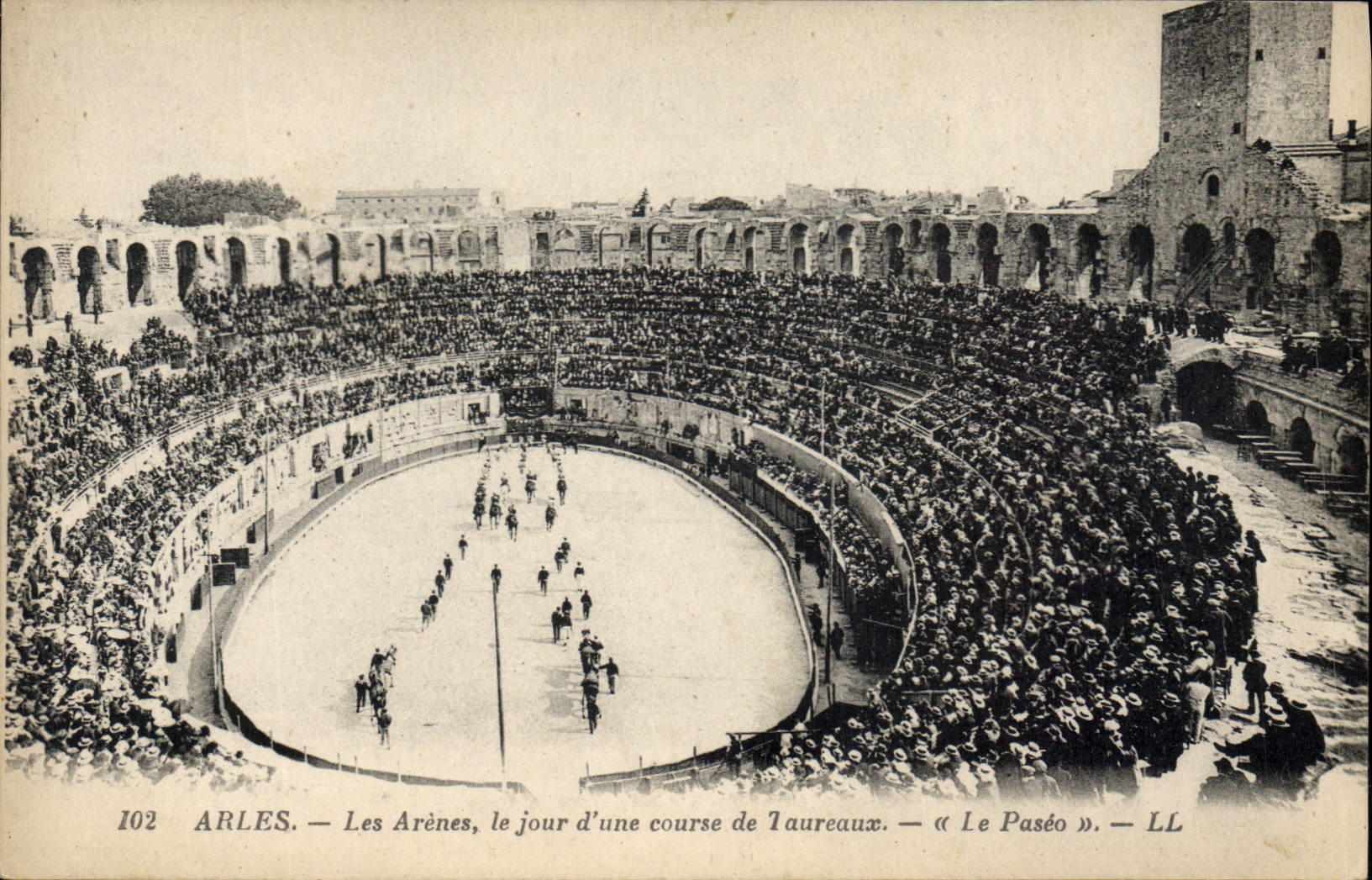 CPA Arles les Arenes le jour d'une course de Toureaux le Paseo