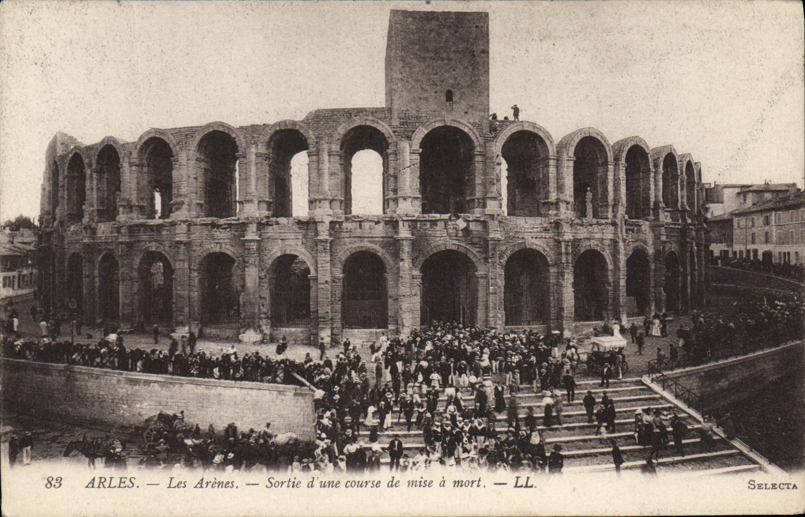 CPA Arles les Arenes sortie d'une course de mise a mort