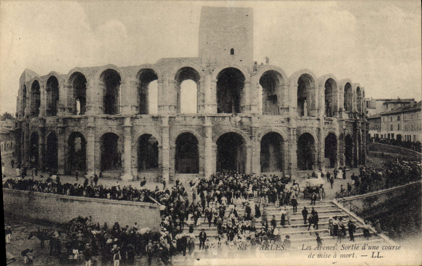 CPA Arles les Arenes sortie d'une course de mise a mort