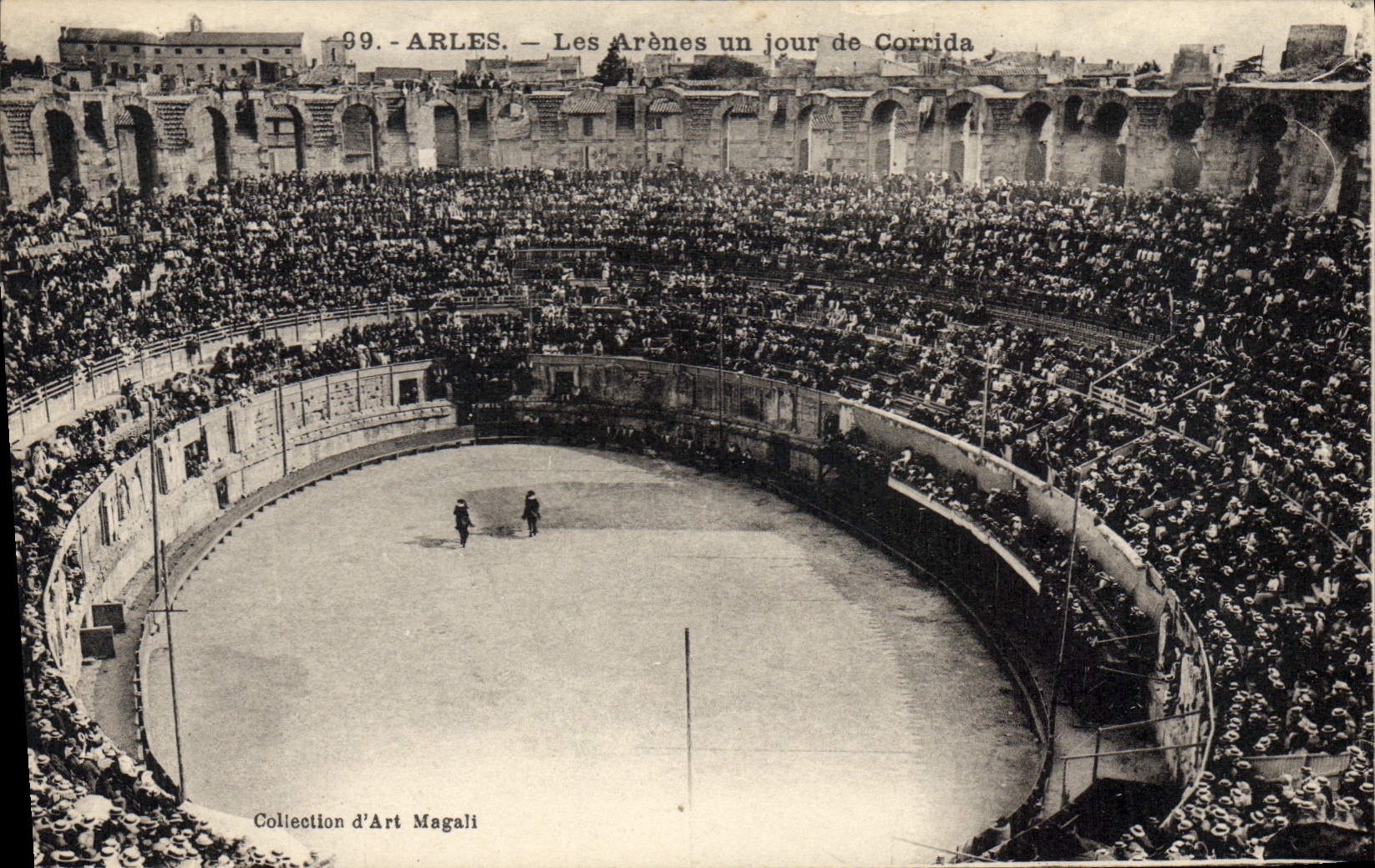 CPA Arles les Arenes un jour de Corrida 