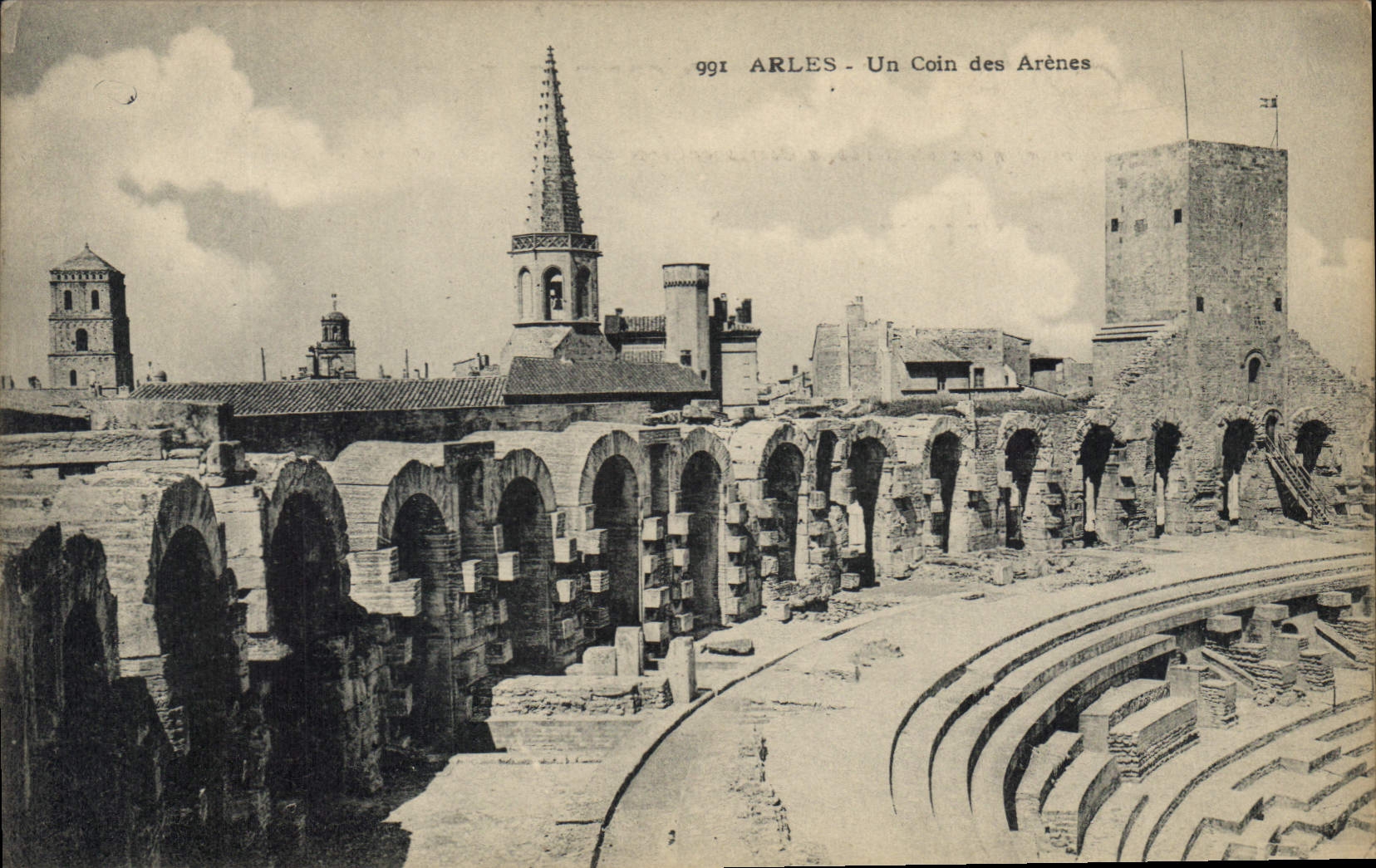 CPA ARLES Un coin des Arenes