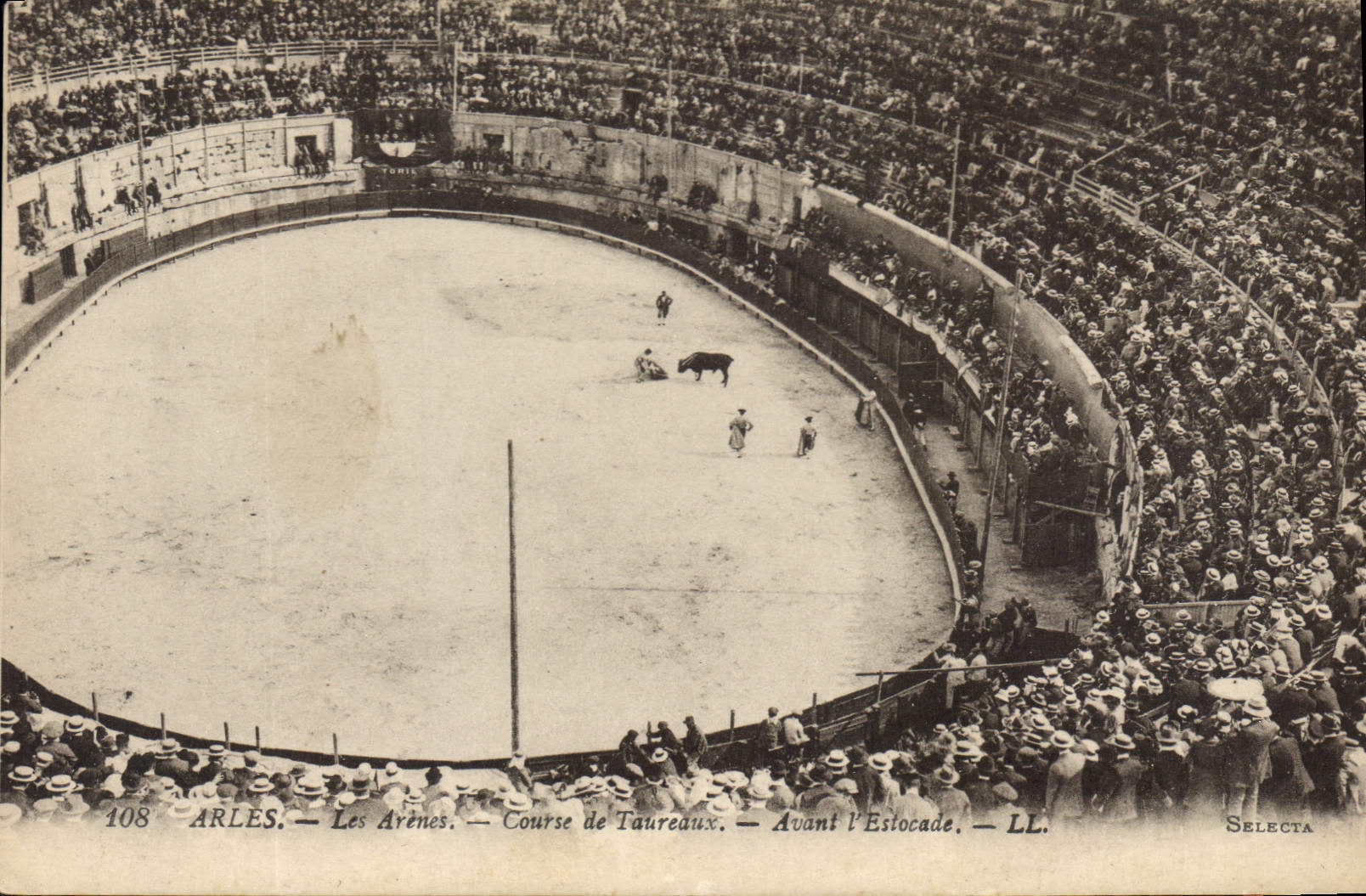 CPA ARLES Les Arenes Course de Taureaux Avant Estocade LL
