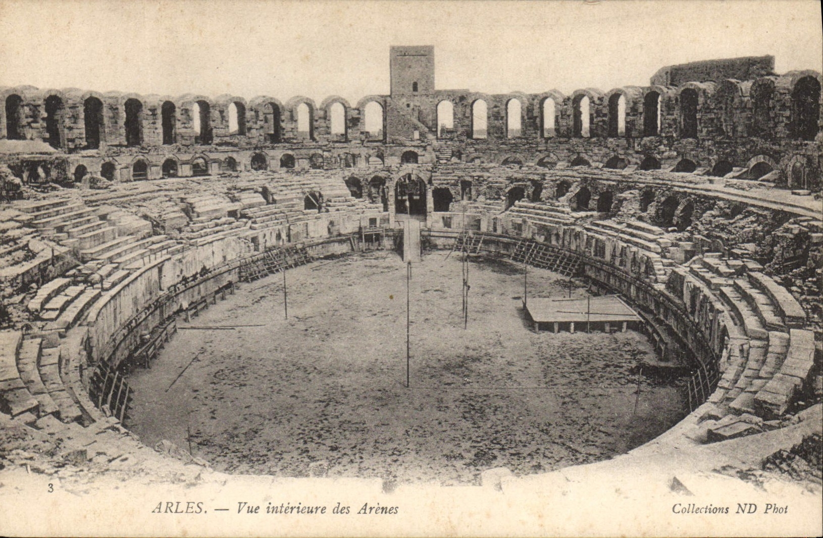CPA ARLES Vue interieure des Arenes