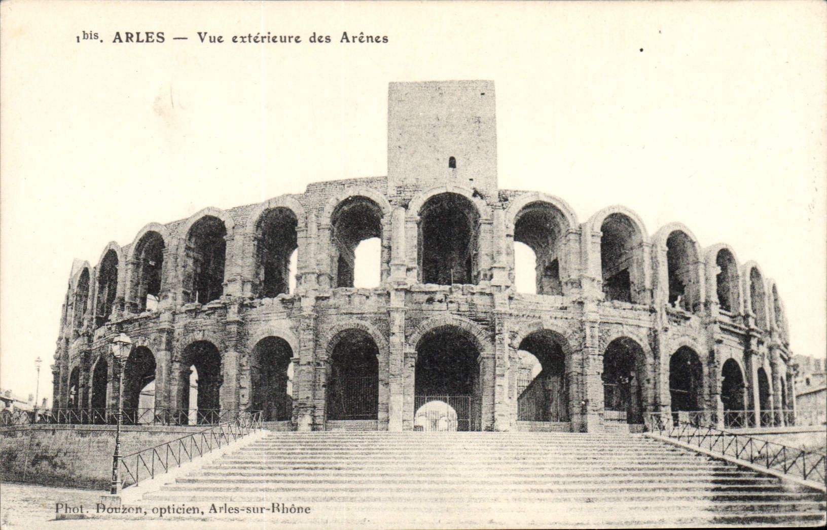 CPA ARLES Vue exterieure des Arenes