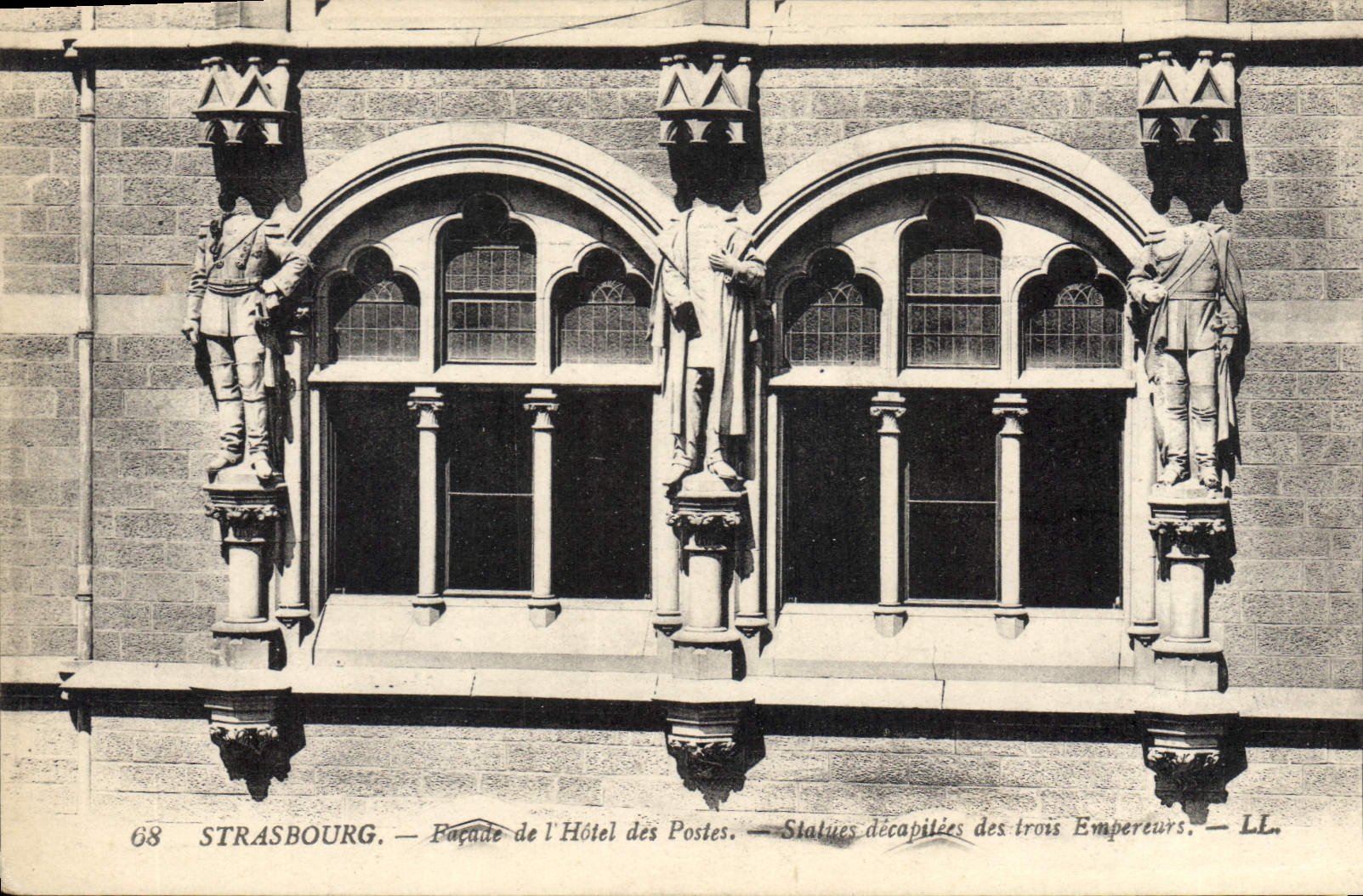 CPA STRASBOURG de l'Hotel des postes Statues decapities des trois Empereurs LL 
