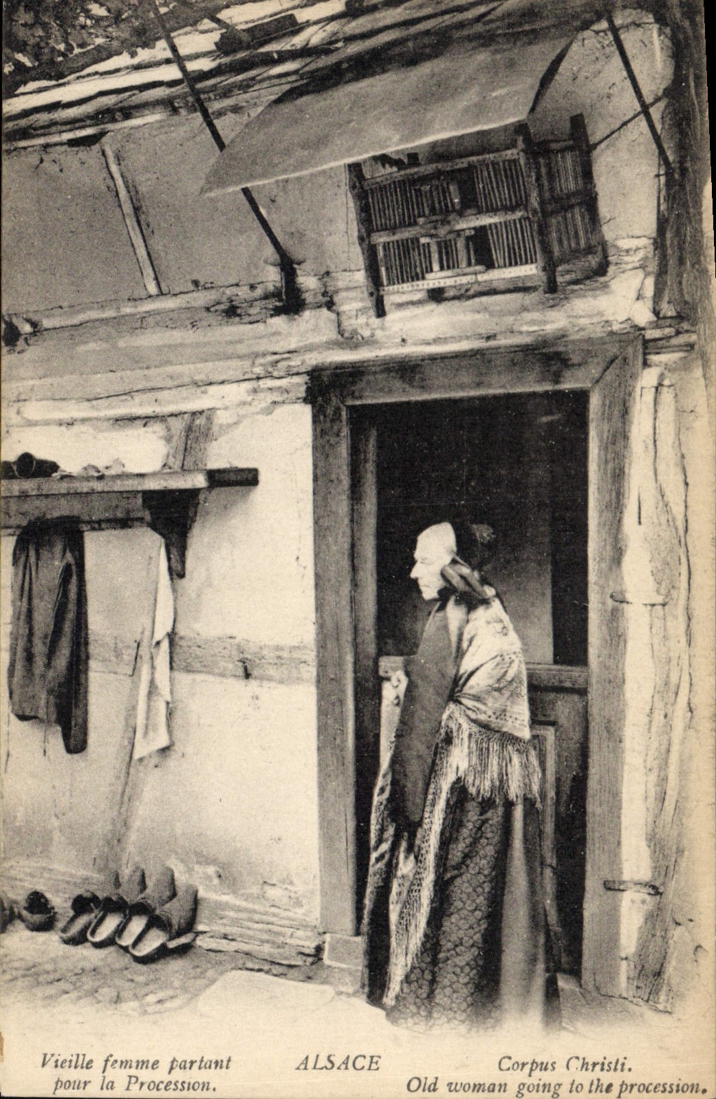 CPA Alsace Vieille femme partant pour la procession Folklore