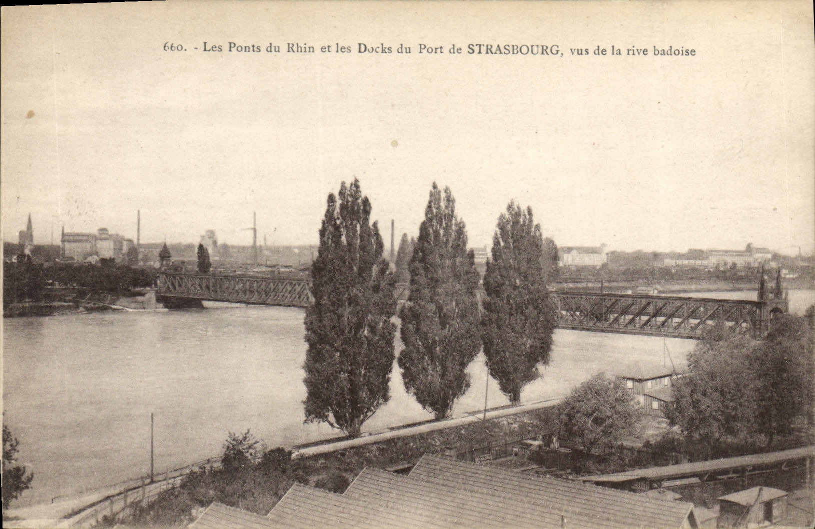 CPA Les ponts du Rhin et les docks du port de Strasbourg vus de la rive badoise