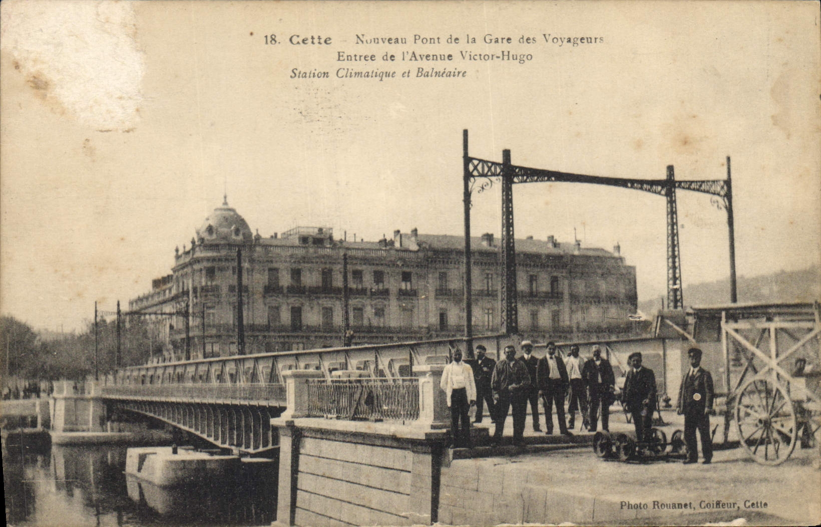 CPA CETTE Nouveau pont de la Gare des Voyageurs Entree de l'avenue Victor Hugo