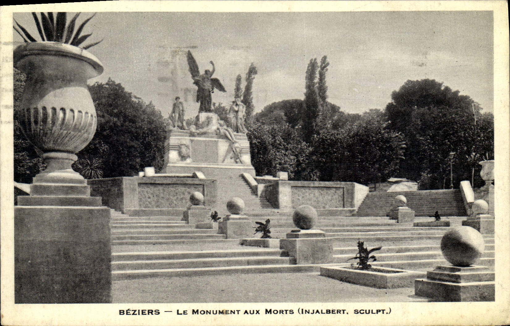 CPA BEZIERS LE MONUMENT AUX MORTS