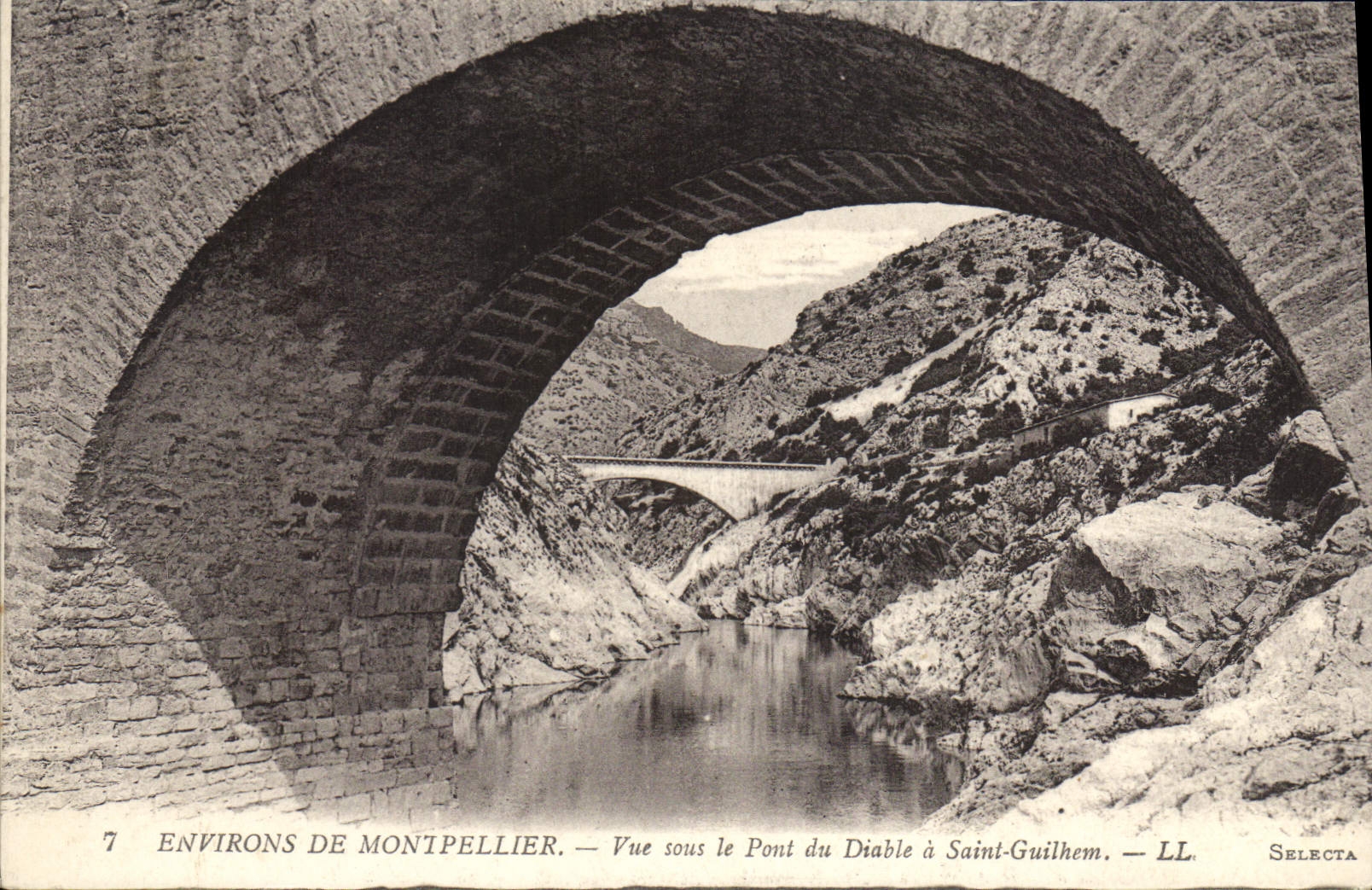 CPA ENVIROS DE MONTPELLIER Vue sous le pont du Diable a Saint Guilhem