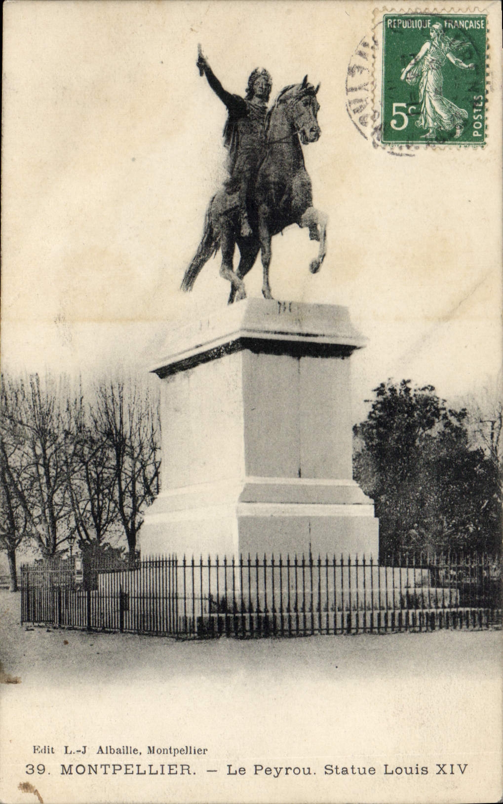 CPA MONTPELLIER Le Peyrou Statue Louis XIV
