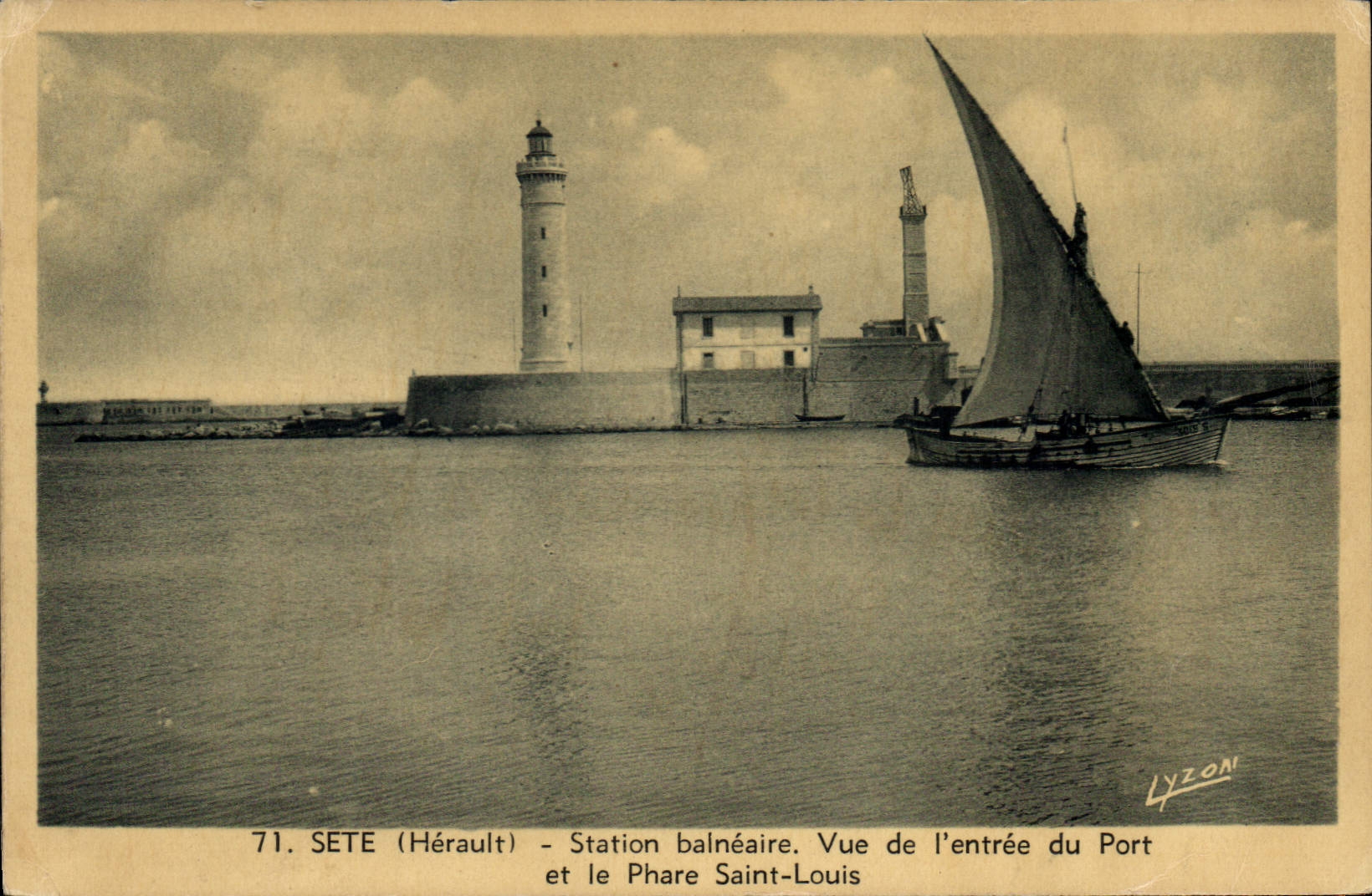CPA SETE Station balneaire Vue de l'entree du port et le Phare Saint Louis