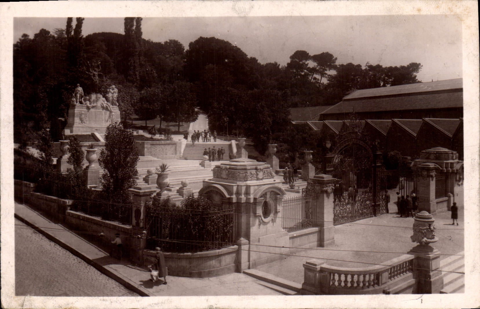 CPA Beziers Le parc des poetes et monument aux morts