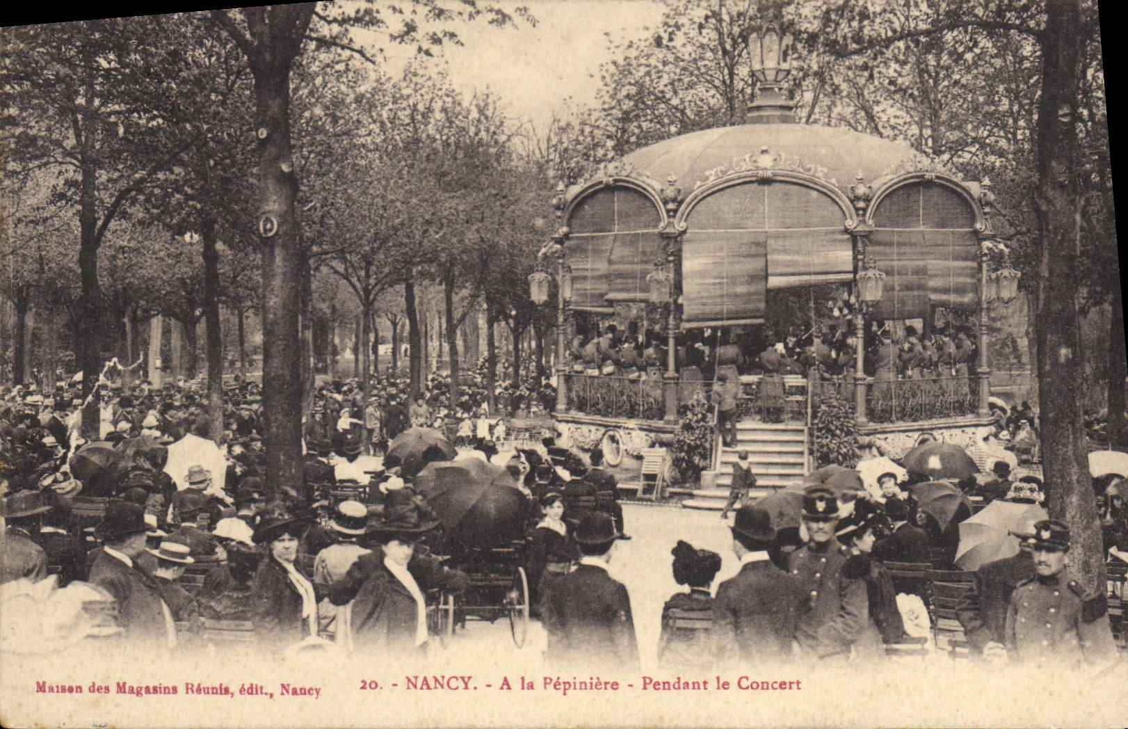 CPA NANCY A la Pepiniere Pendant le Concert Militaria