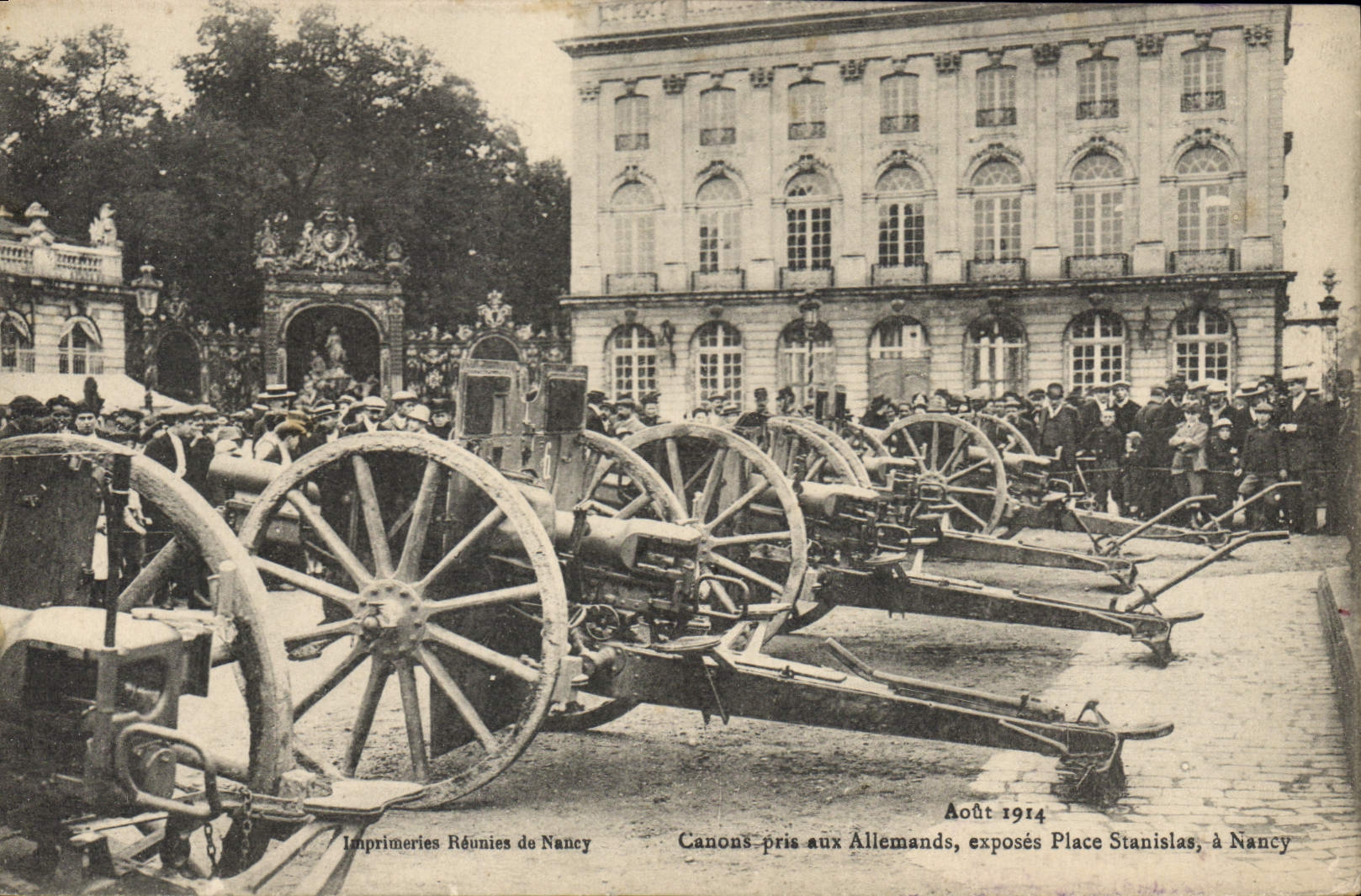 CPA Canons pris aux Allemands exposes Place Stanislas Nancy Militaria