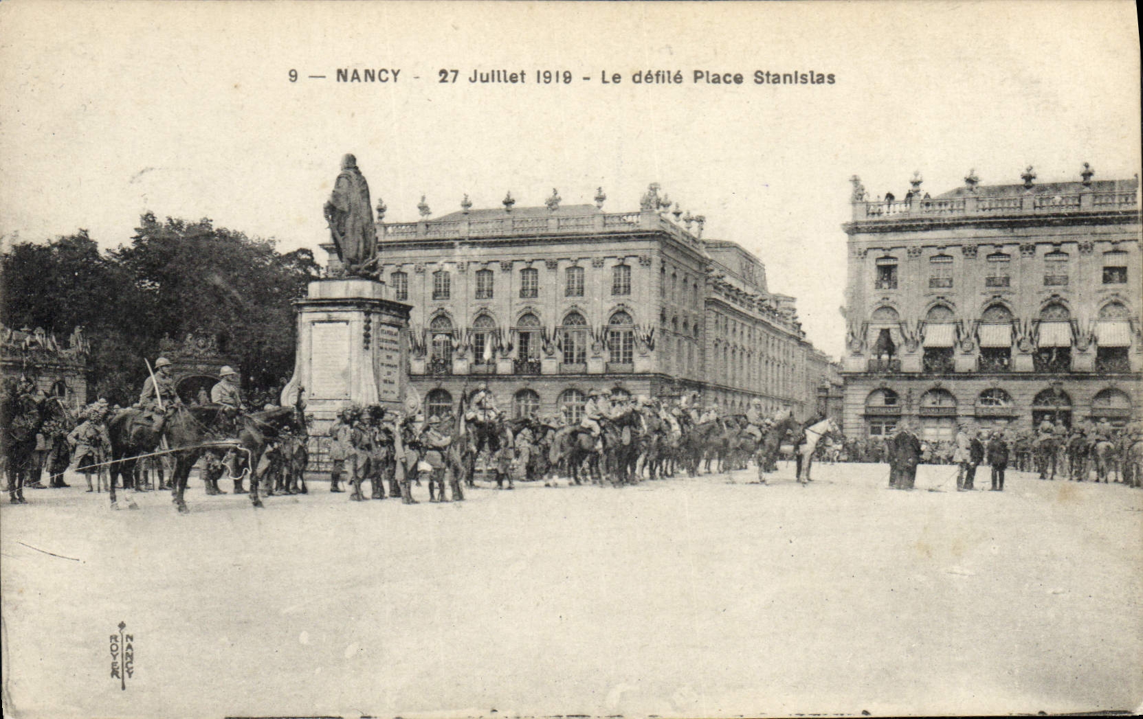CPA Nancy Juillet 1919 Le defile place Stanislas Militaria