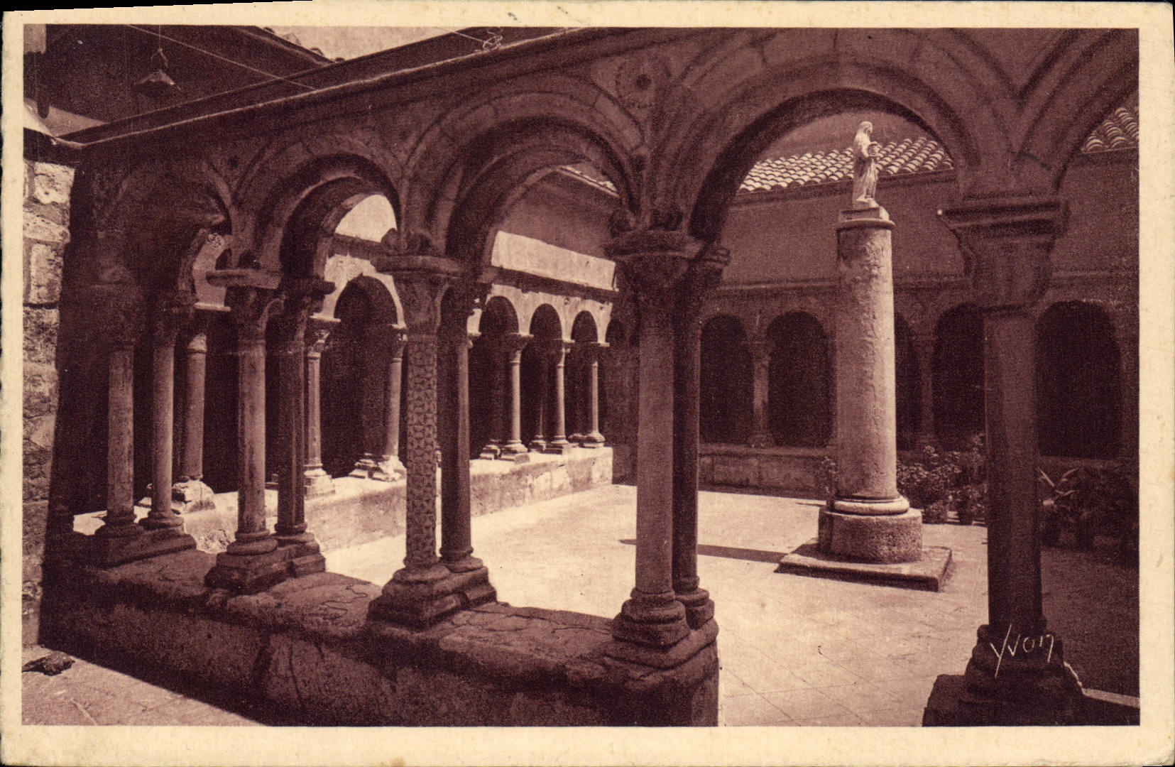 CPA Aix en Provence B du R Cathedrale Saint Sauveur Le Cloitre