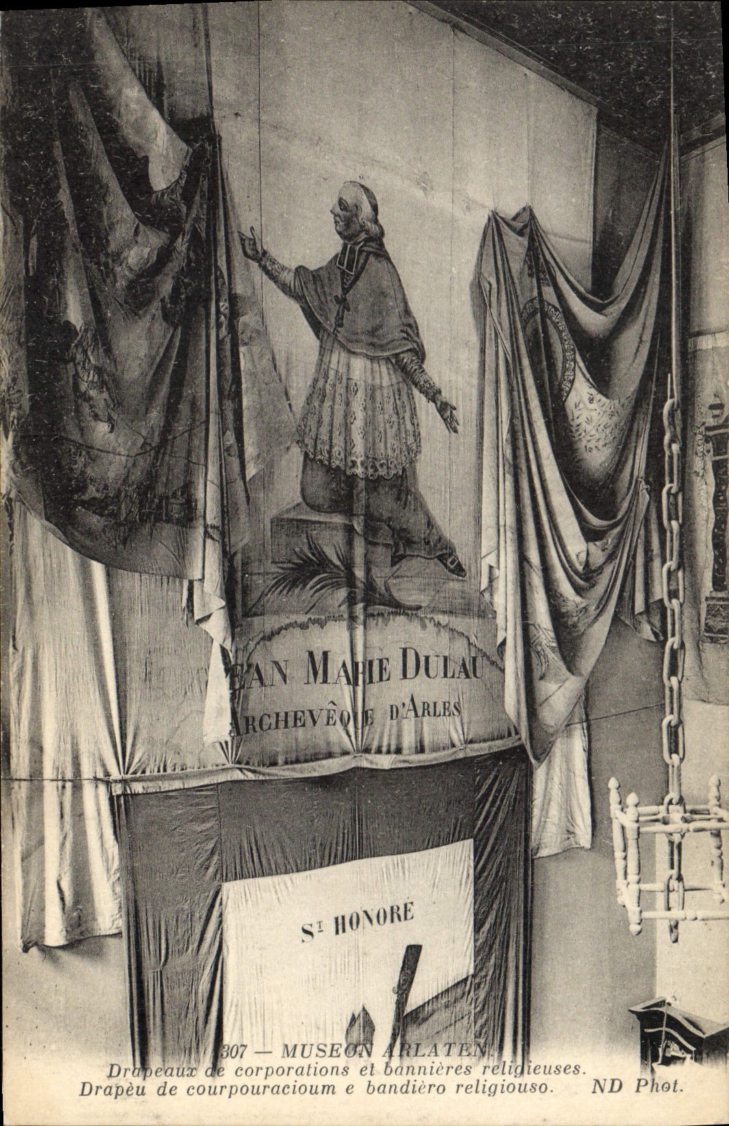 CPA Museon arlaten Drapeaux de corporations et bannieres religieuses 