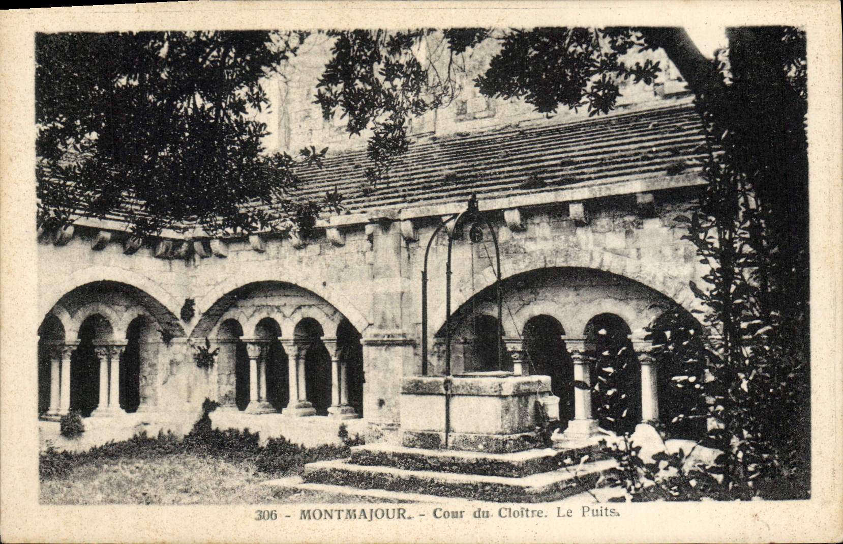 CPA Montmajour Cour du Cloitre 