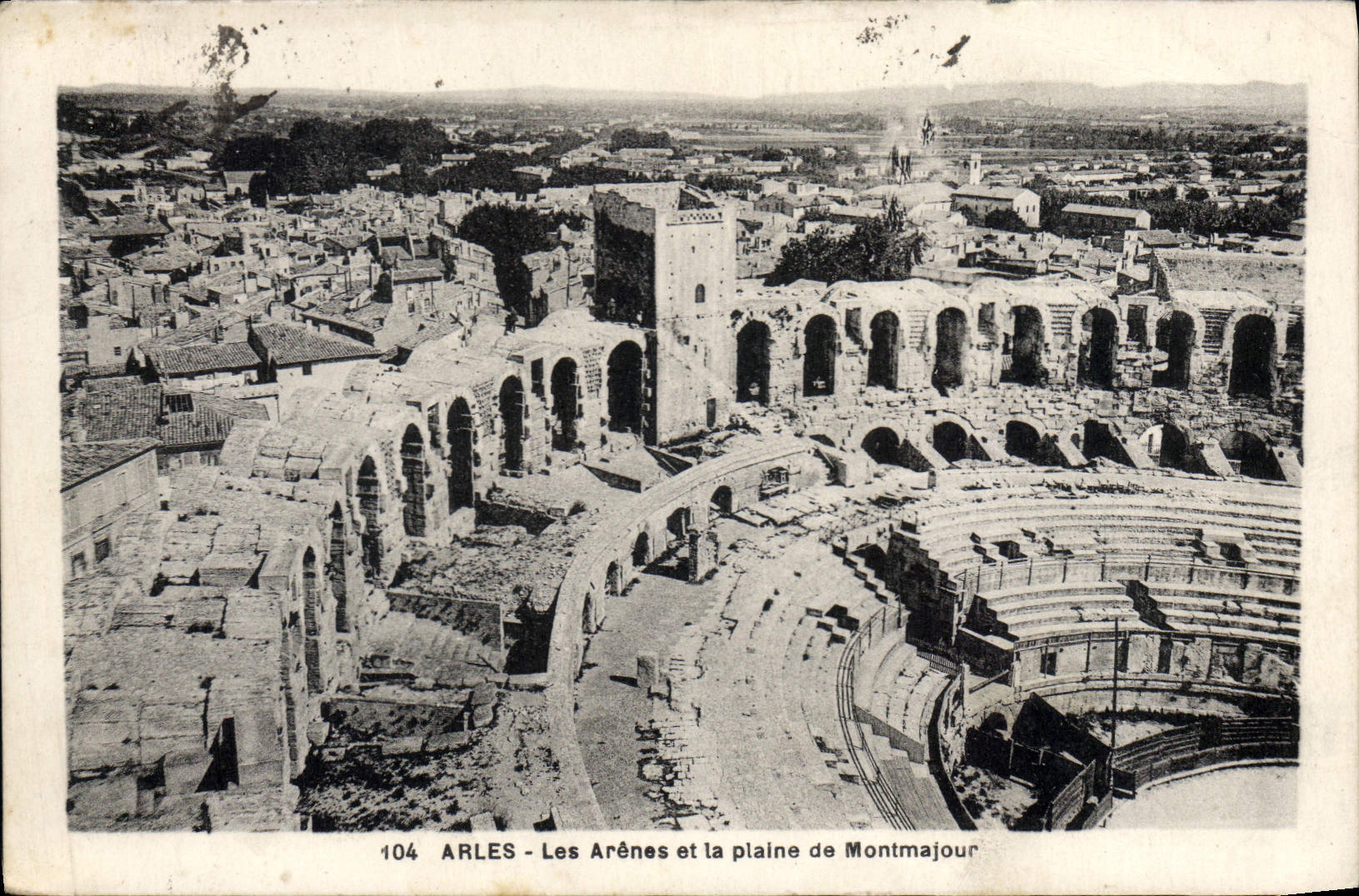 CPA Arles Les Arenes et la plaine de Montmajour 